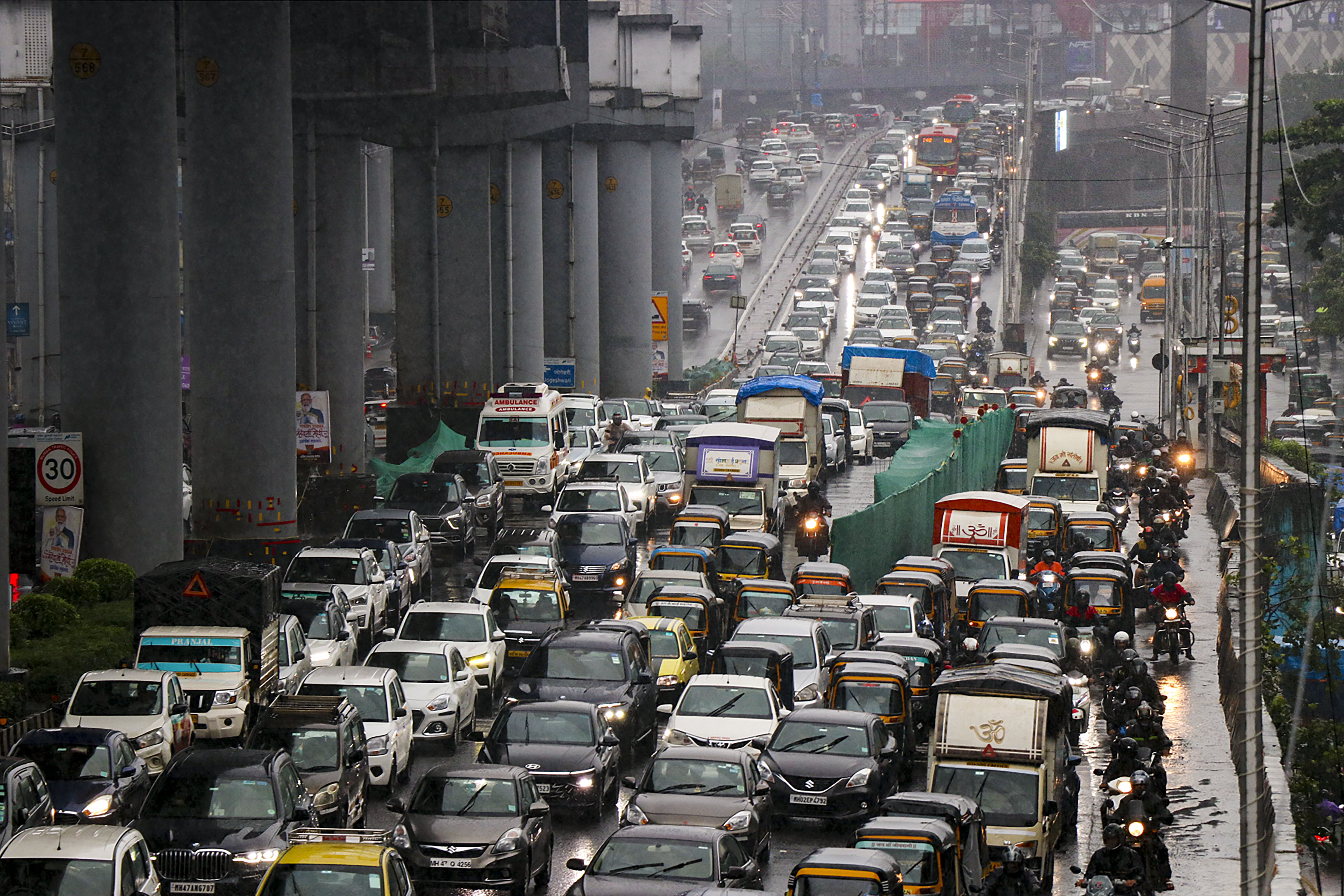 https://salarnews.in/public/uploads/images/newsimages/maannewsimage25072024_154256_mumbai jam.jpg